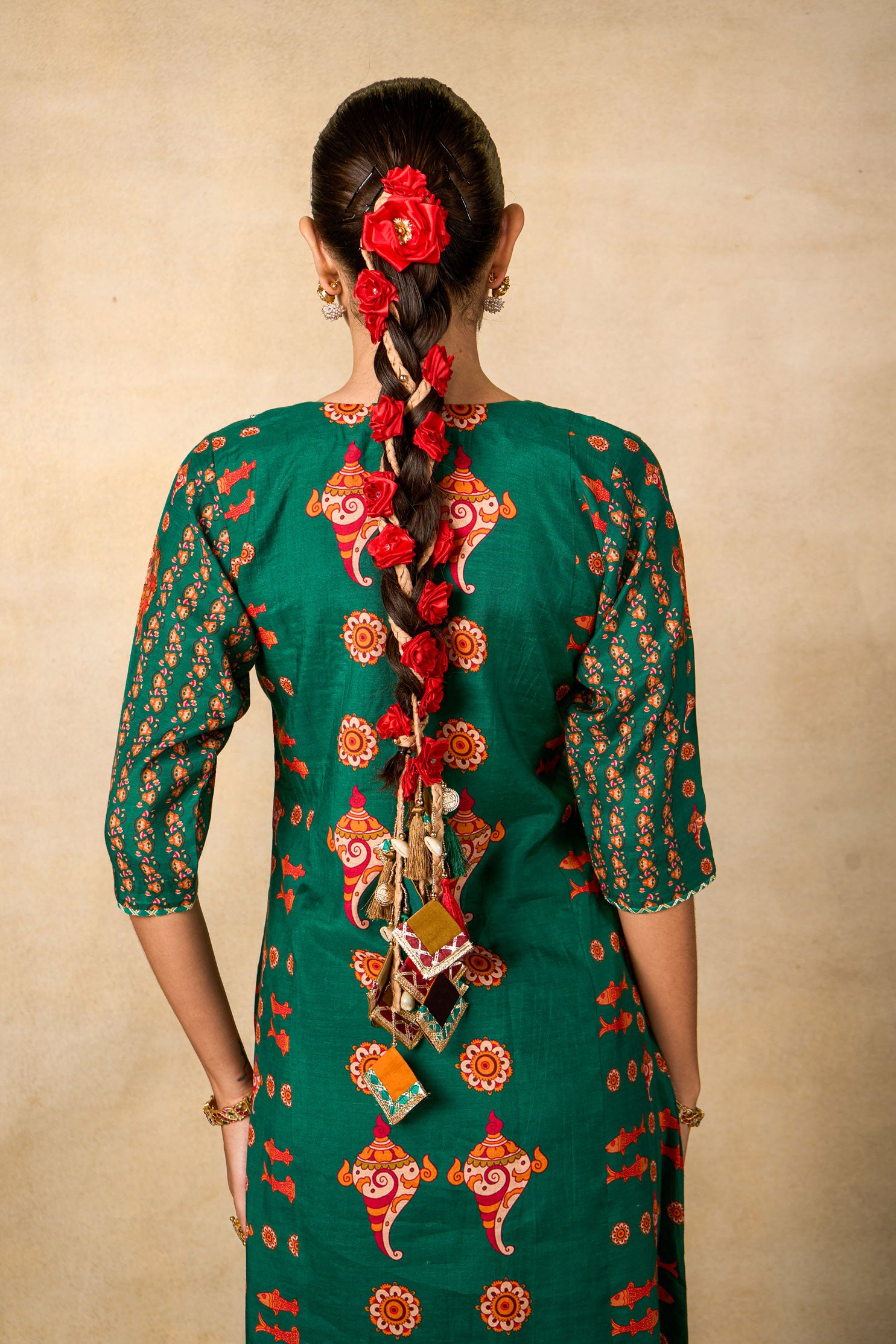 Red rose with tassels HAIR PARANDI