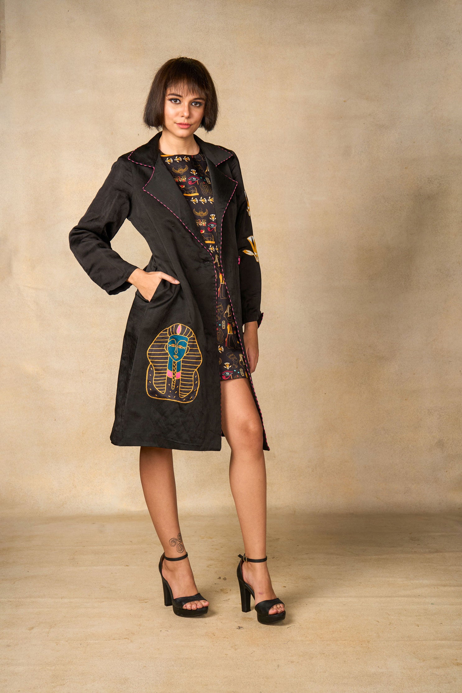 Sphinx appliqué trench coat - black