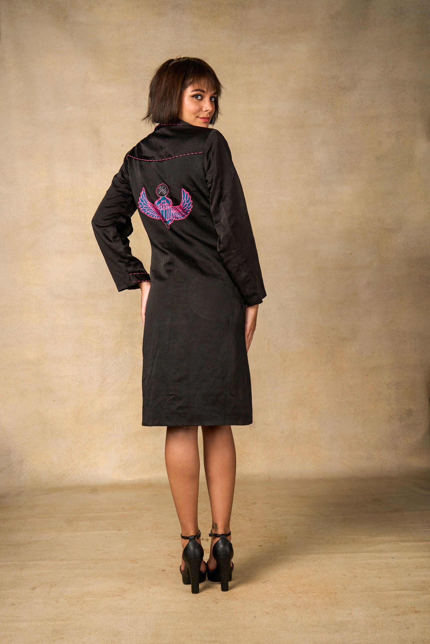 Sphinx appliqué trench coat - black