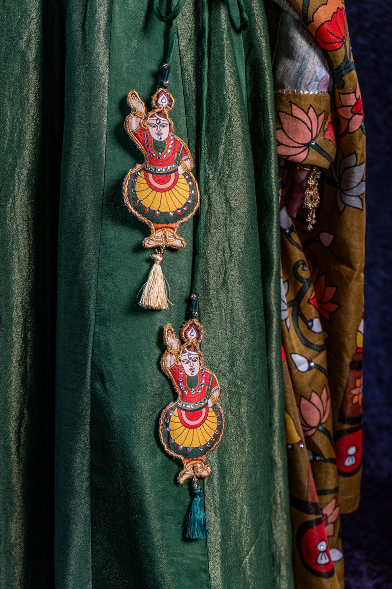 SHRINATHJI DARBAR METALLIC HARĀ LEHENGA SET ( SET OF 3 )