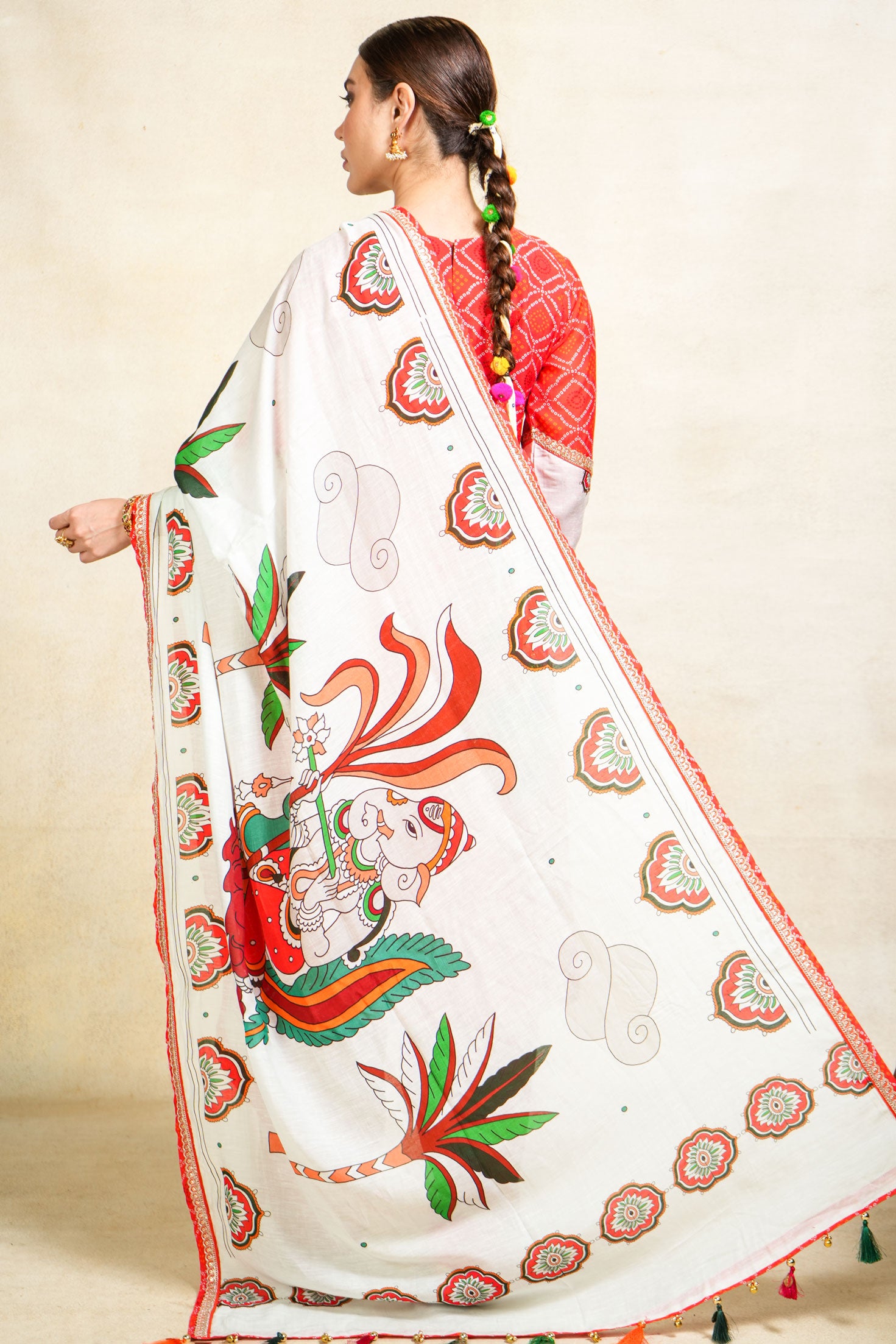 Gajanan white dupatta