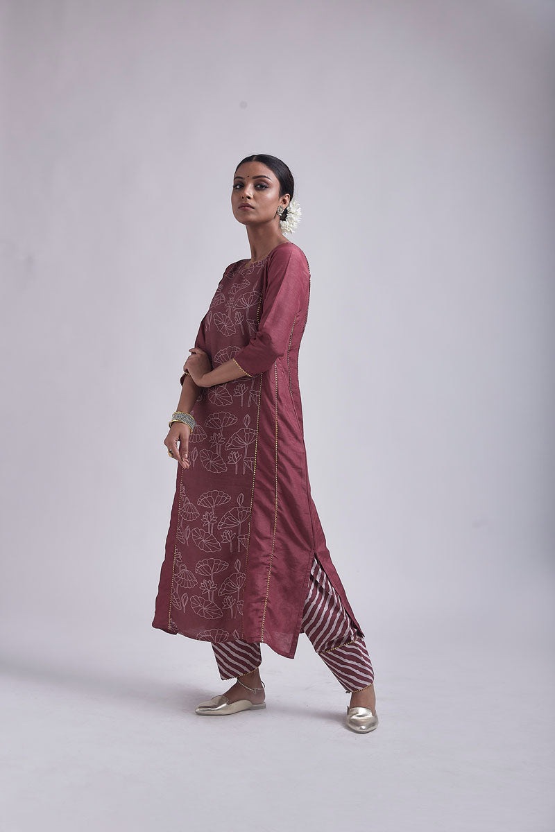 Kamal Choga set with Nude Phugadi dupatta (set of 3)