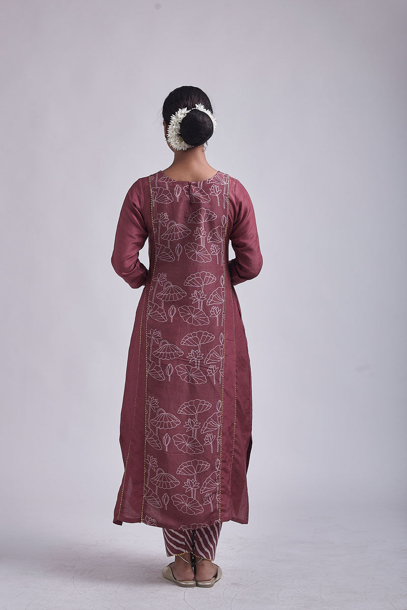 Kamal Choga set with Nude Phugadi dupatta (set of 3)