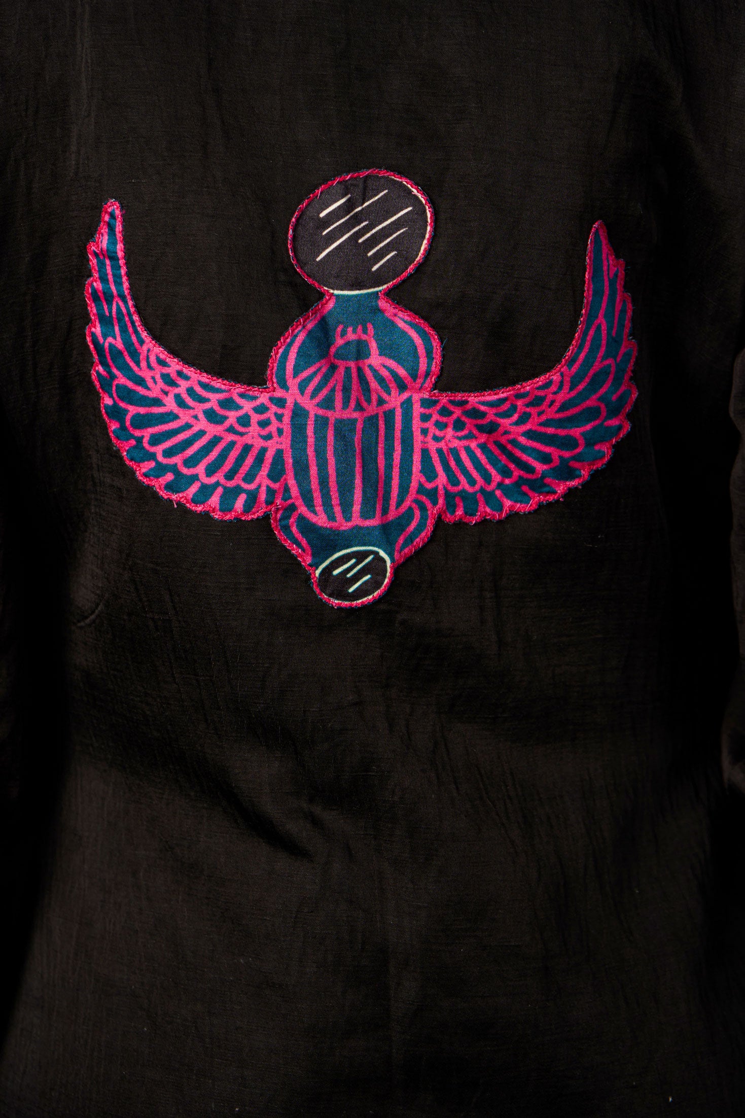 Sphinx appliqué trench coat - black