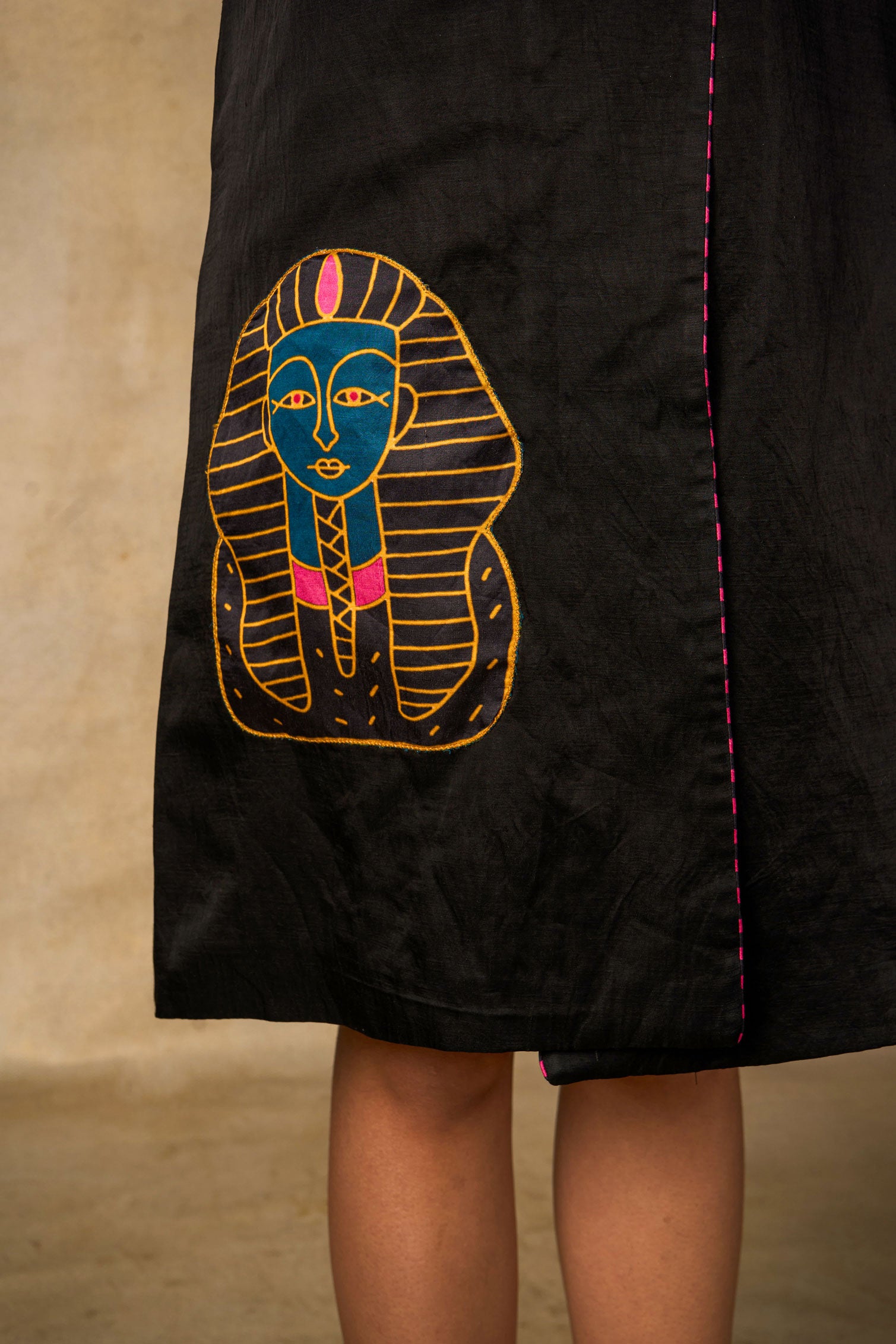 Sphinx appliqué trench coat - black