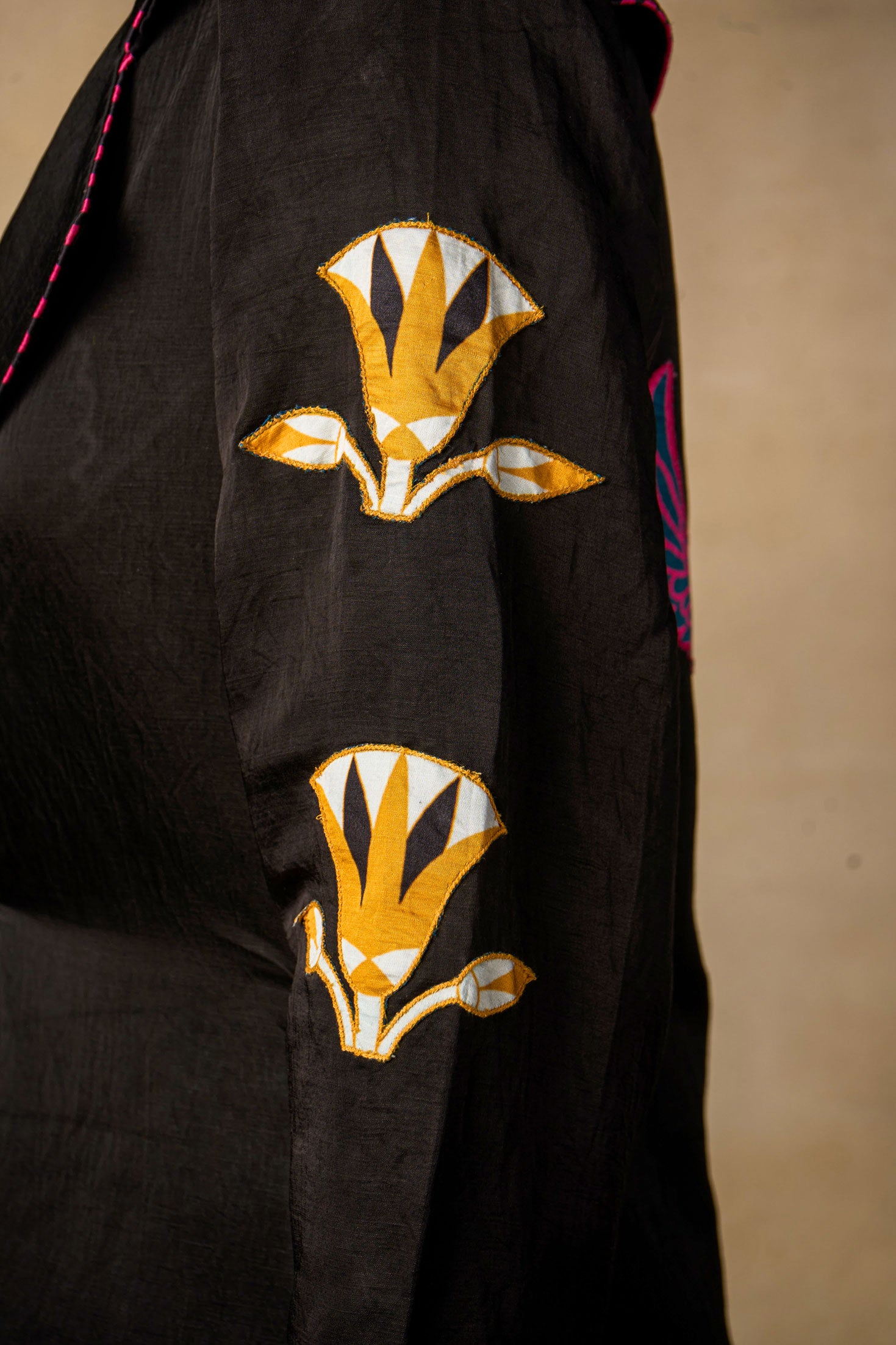 Sphinx appliqué trench coat - black