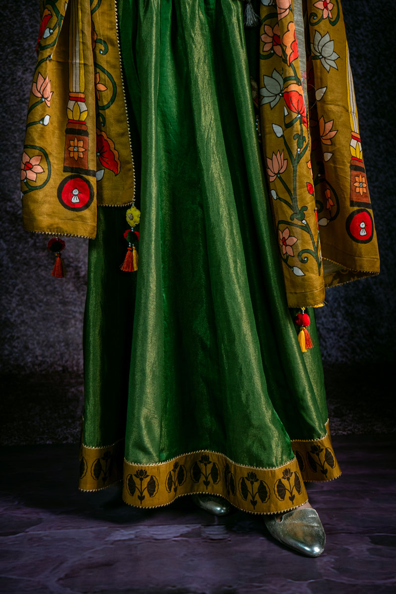 SHRINATHJI DARBAR METALLIC HARĀ LEHENGA SET ( SET OF 3 )