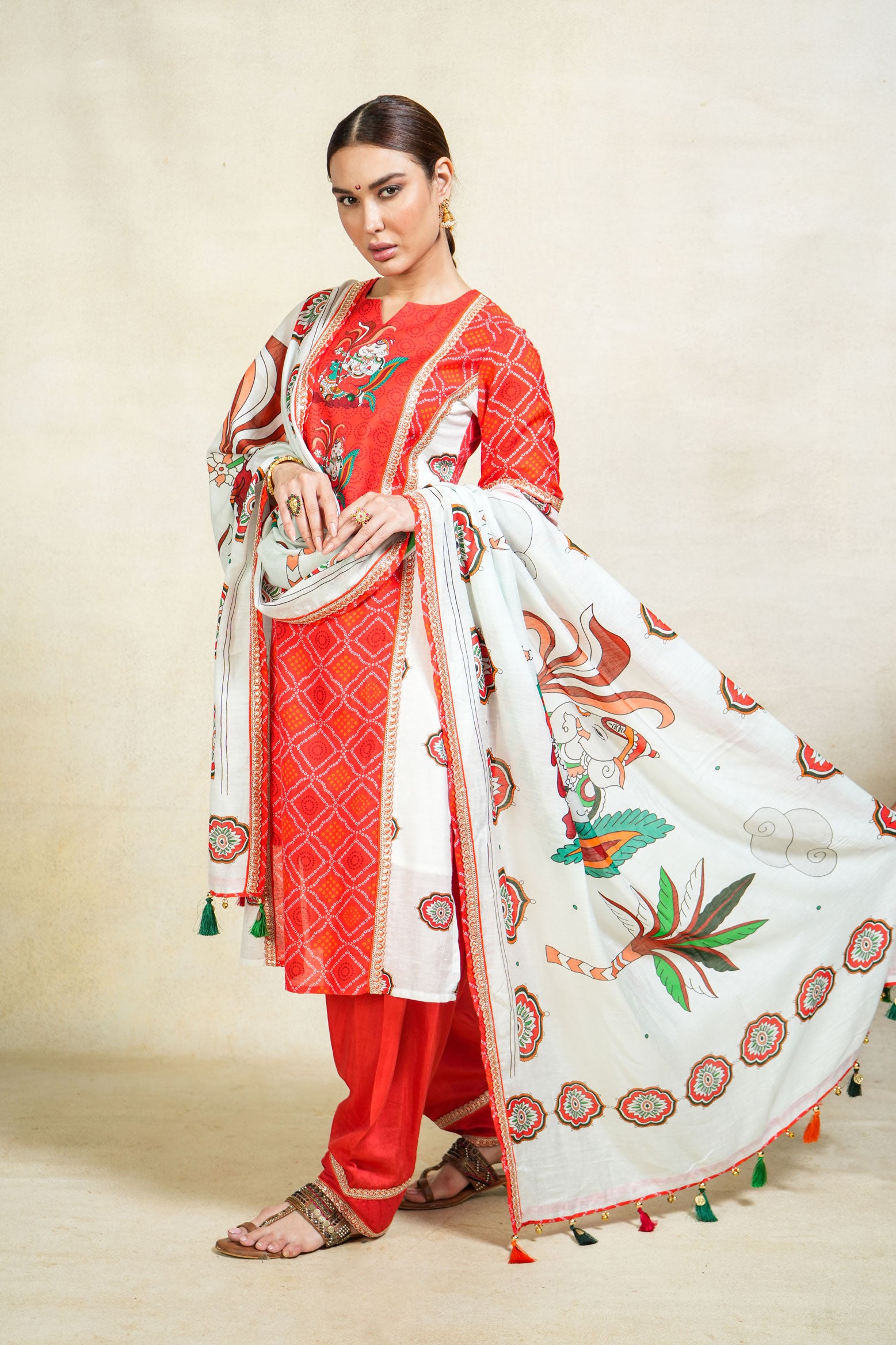 Gajanan white dupatta