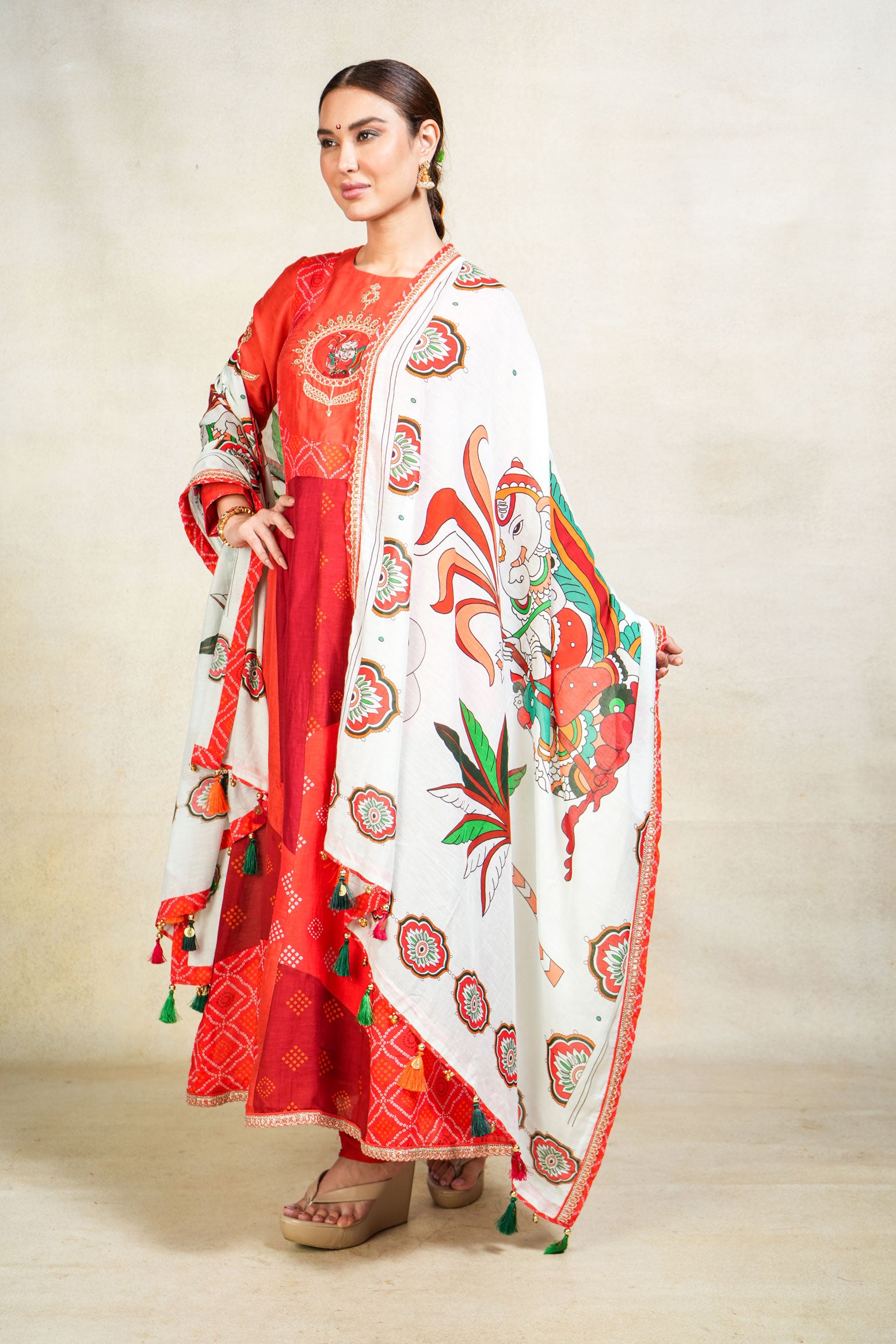 Gajanan white dupatta
